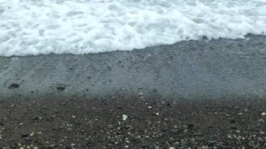Çakıl taşları Sahili ve dalgalar