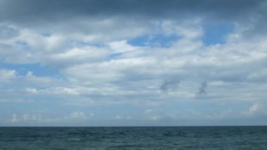 Deniz yüzeyi ve gökyüzü