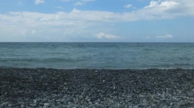 Çakıl taşları sahil, deniz ve gökyüzü