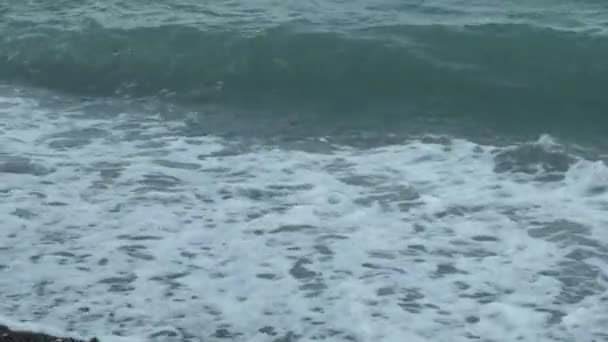 Морские волны и белая пена — стоковое видео