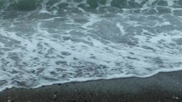 Playa de guijarros y olas — Vídeos de Stock