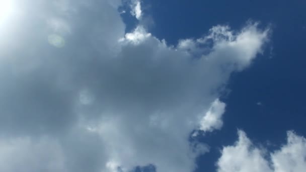 Lentamente nuvens no céu — Vídeo de Stock