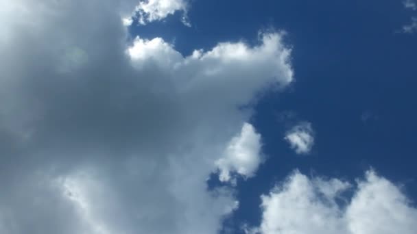 Nuages flottent à travers le ciel — Video