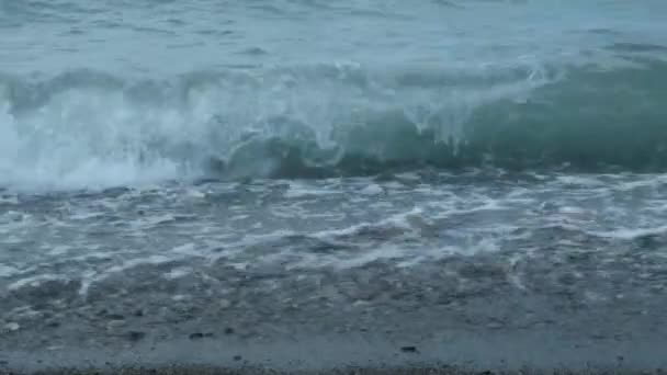 Pequeñas olas marinas y costa — Vídeos de Stock