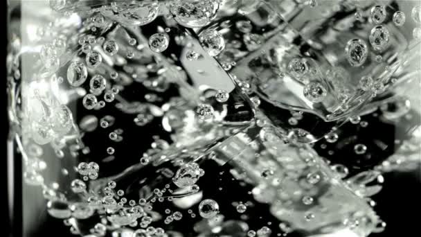 Прозрачная газировка с пузырьками — стоковое видео