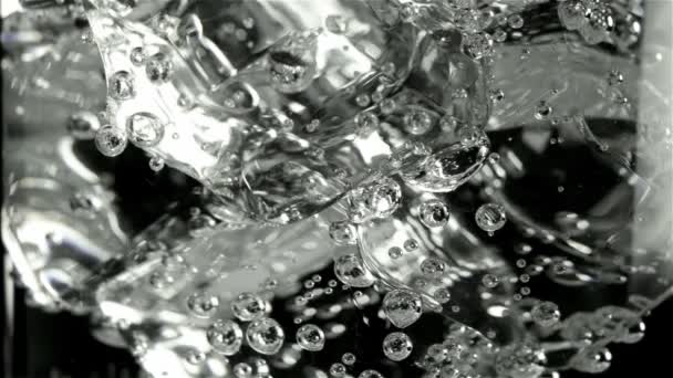 Eau limpide carbonatée avec bulles — Video