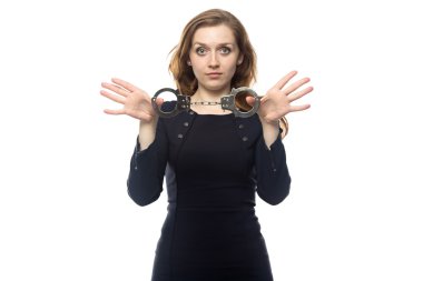 Kelepçe ile şaşkın kadın