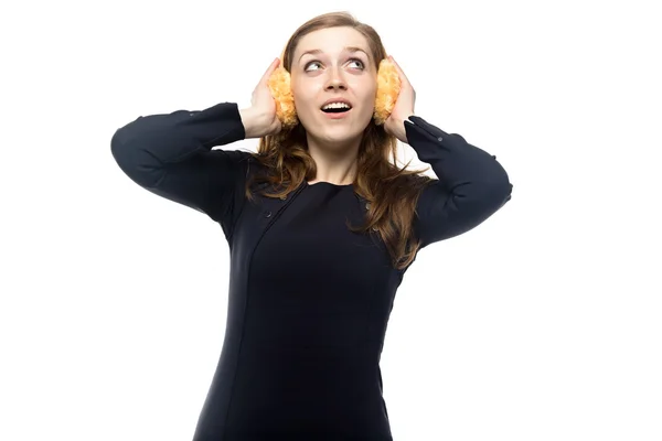 Mujer oyente con auriculares de invierno —  Fotos de Stock