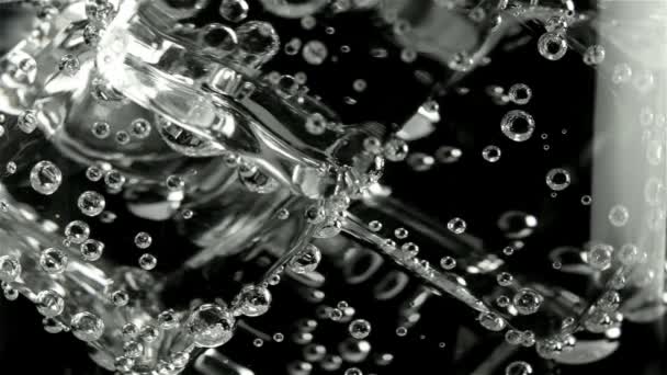 Helder water, ijs en bubbels — Stockvideo