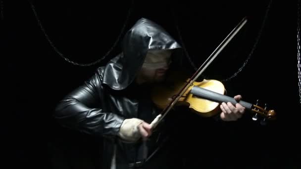 Сліпа людина в плащі з скрипкою — стокове відео