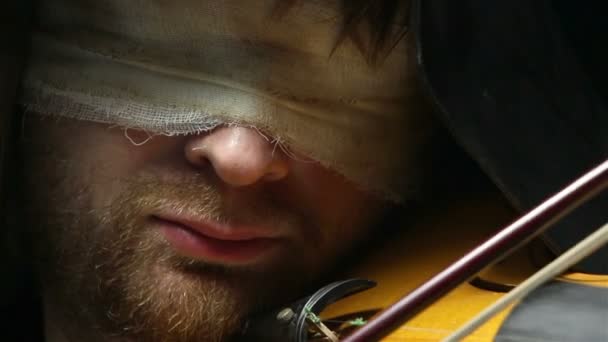 Homme barbu dans le capot jouant du violon — Video