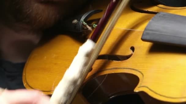 Jogar em um violino quebrado — Vídeo de Stock