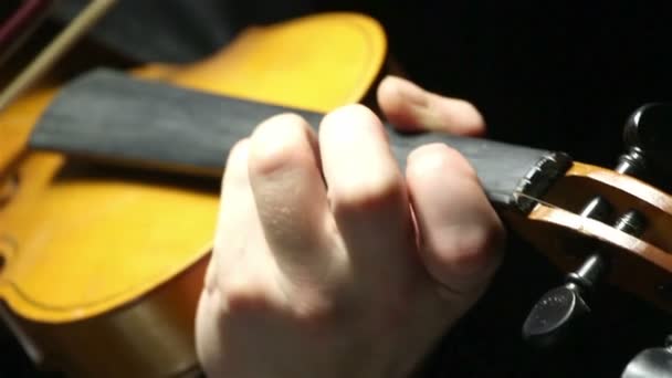 Jouer sur un violon cassé — Video