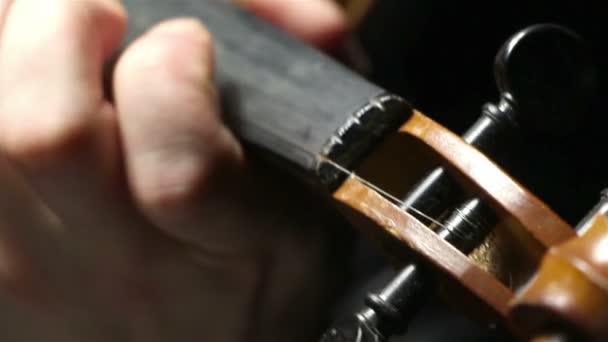 Suonare accordi su un violino rotto — Video Stock