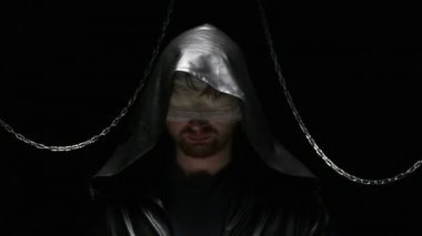 Kör adam bir başlık alarak