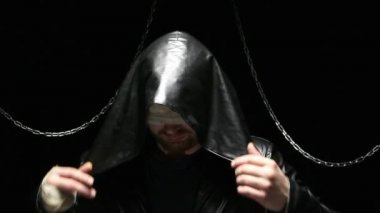 Kör adam siyah bir başlık alarak