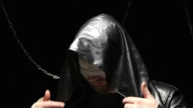 Bir başlık alarak kör sarışın adam