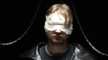 Kör sarışın adamın kafasını