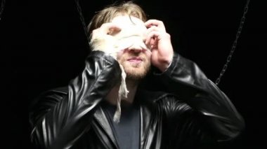 Kör adam bir sargı bezi alarak