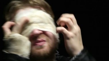 Bir bandaj alarak kör sarışın adam