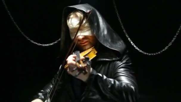 Violinista cego brincando em um violino — Vídeo de Stock