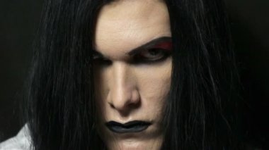 Uzun saçlı deli adam yakın çekim