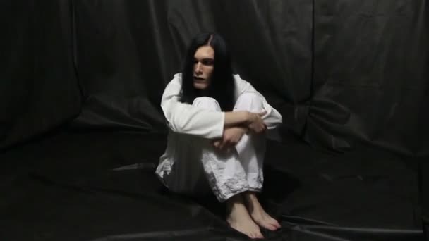 Нервный человек, сидящий на полу — стоковое видео