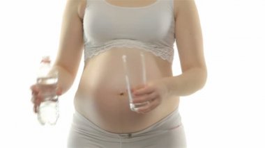 Hamile kadın temiz su içme