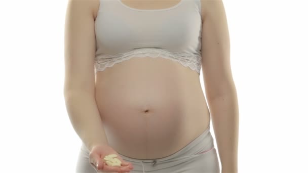 Pregnant woman showing multivitamin — Stock Video