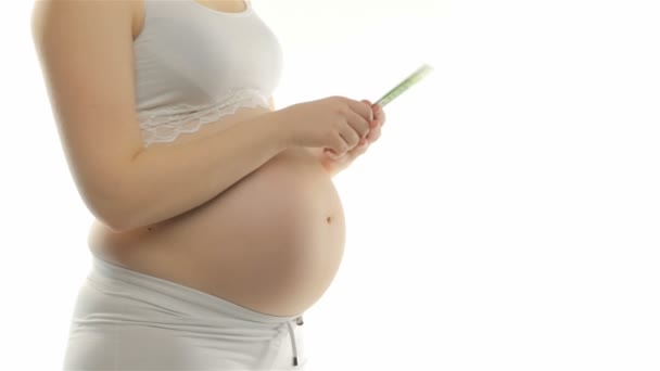 Gravid kvinna räknar sedlar — Stockvideo