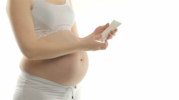 Těhotná žena a tělo krém — Stock video