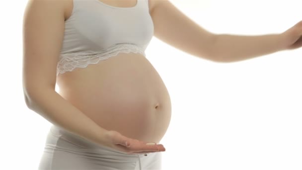 Mulher grávida bebendo remédio — Vídeo de Stock