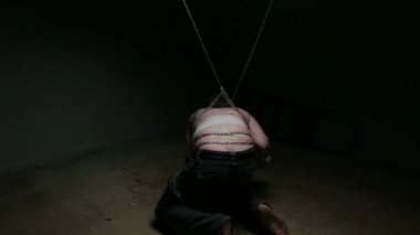 Kirli adam yerde zincire