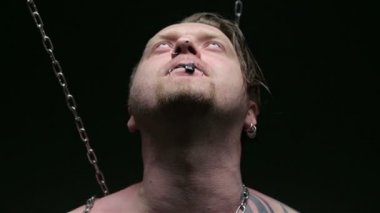 Kan tükürmeye çılgın adam