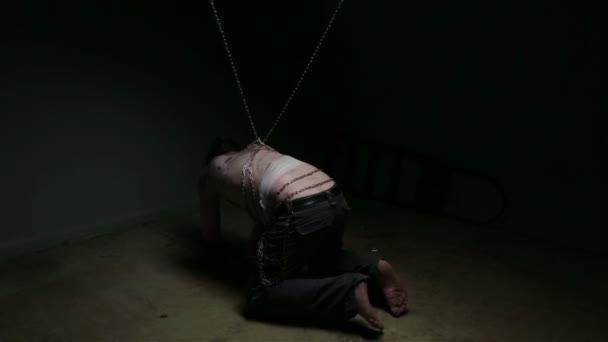 Tlustý muž v řetězech na podlaze — Stock video