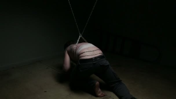疯狂的人，在地板上的链 — 图库视频影像