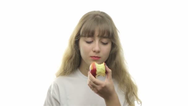 Young girl eating an apple — Stock Video