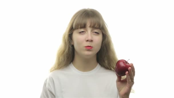 Adolescente comiendo una manzana con audio — Vídeo de stock