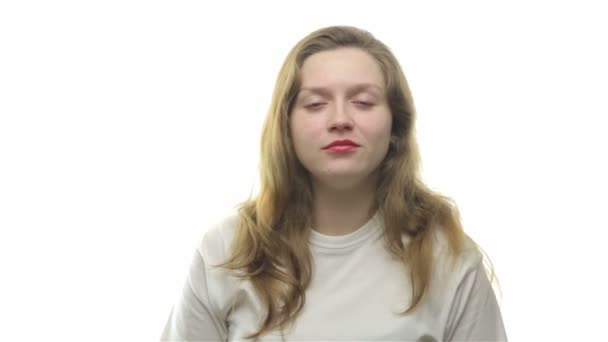 Zsíros nő mutatja körte, videóinak — Stock videók