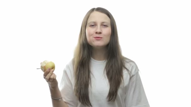 Morena mujer comiendo pera, tercer vídeo — Vídeo de stock