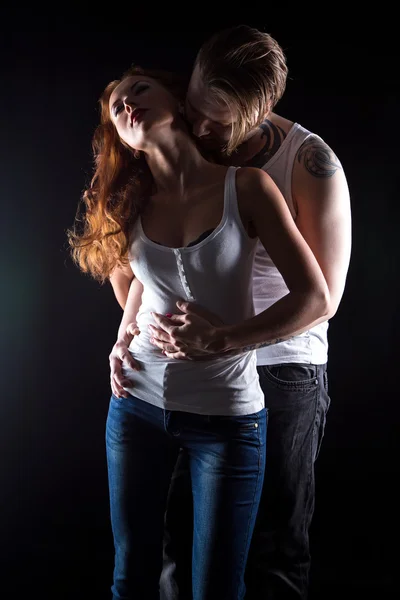 Сексуальна жінка з рудим волоссям і цілує чоловіка — стокове фото