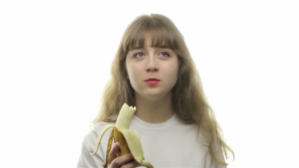 Adolescente comendo uma banana madura — Vídeo de Stock