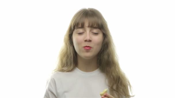 Jovencita comiendo un plátano maduro — Vídeos de Stock