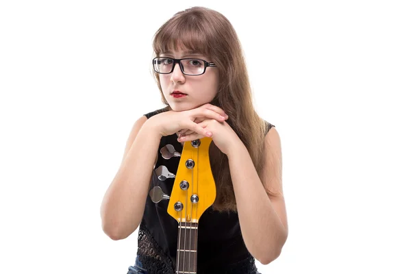 Ernstes Teenager-Mädchen mit Gitarre — Stockfoto