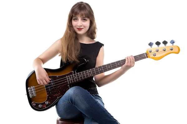 Teenager Mädchen spielt auf der Bassgitarre — Stockfoto
