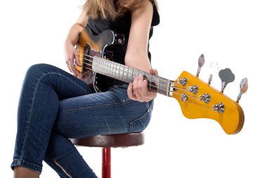 Bas gitar çalmaya genç oturan