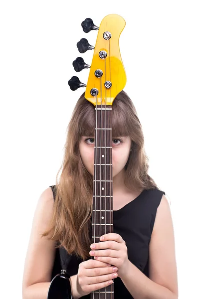 Ragazza adolescente nascosta dietro il basso chitarra — Foto Stock