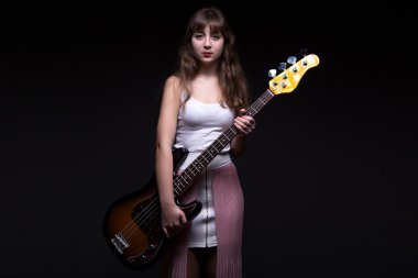 Gölge holding gitar sarışın genç kız