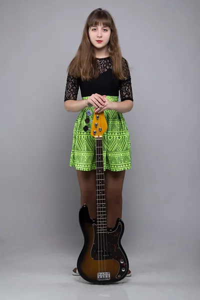 Teenager Mädchen im Kleid mit Gitarre — Stockfoto