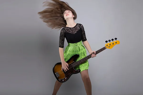 Teenager-Mädchen mit Gitarre, schüttelt den Kopf — Stockfoto